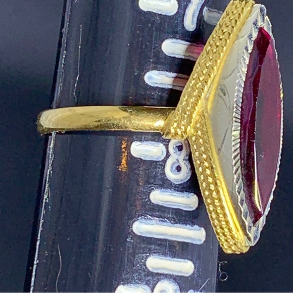Beautiful Midcentury 18K Gold Ring with Ruby Colored Gemstone - Picture 9 of 17
